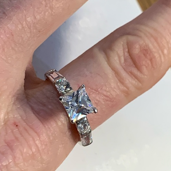 Sterling silver and Cubic Zirconia Solitaire Ring - Picture 4 of 7